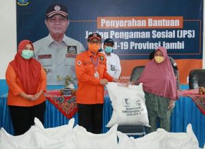 Gubernur Jambi Salurkan Bantuan JPS Covid-19 di Tanjabtim