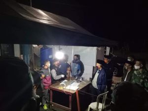 Malam Takbiran, Bupati Adirozal Tetap Pantau Posko Pencegahan Covid -19 di Letter W