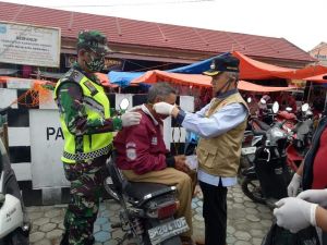 Bupati Kerinci Pantau Rapid Test dan Bagikan Masker di Pasar Semurup dan Kersik Tuo