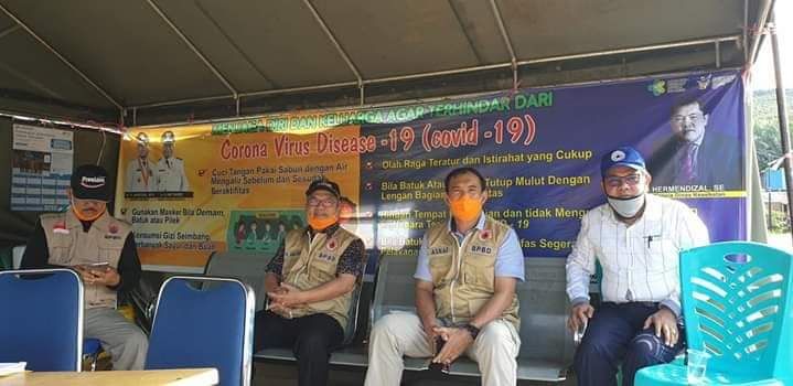 Wabup Kerinci H. Ami Taher Bersama Pj Sekda Kerinci Pantau Posko Pencegahan Covid-19 Bedeng 12