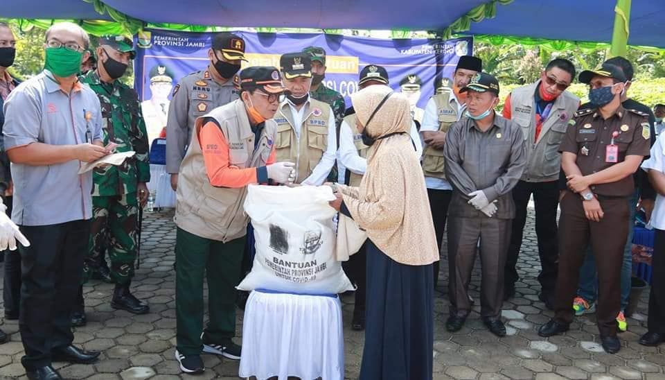 Gubernur Jambi, Fachrori Umar saat menyalurkan bantuan JPS untuk warga Kerinci