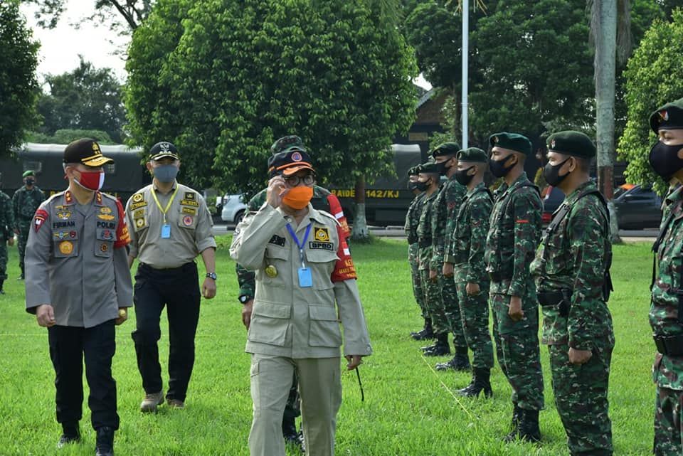 Gubernur Jambi, Fachrori Umar memeriksa kesiapan pasukan