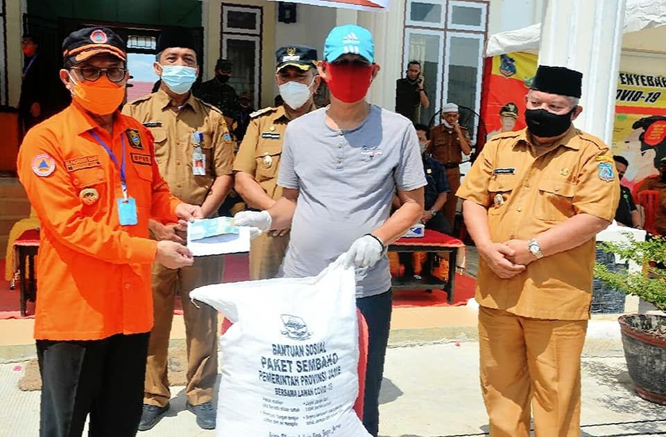 Fachrori saat menyalurkan bantuan kepada warga Tanjabbar yang terdampak Covid-19