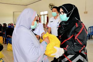 Bawa Bantuan, Ketua PKK Provinsi Jambi Harapkan Masyarakat Disiplin Jalankan Protokol Kesehatan 