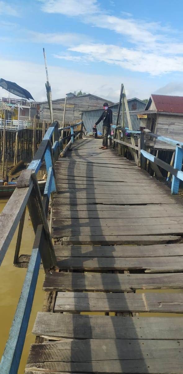 MEMPRIHATINKAN - Kondisi Jembatan Parit 5 Kampung Laut yang memprihatinkan