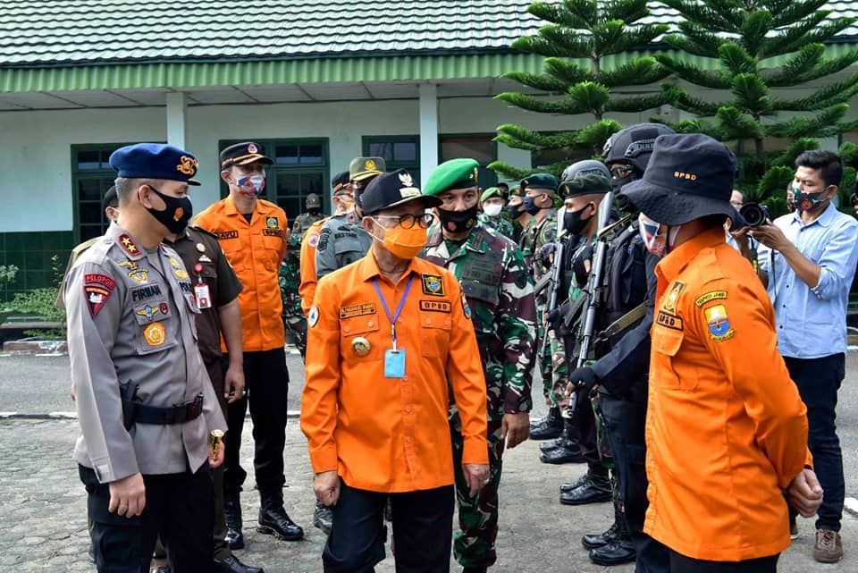 Gubernur Jambi saat melepas petugas patroil pencegahan Karhutla 