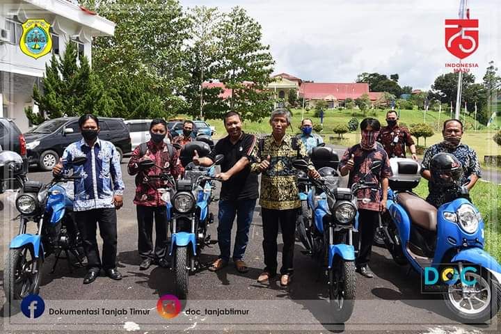 Bupati Romi Menyerahkan Bantuan Sepeda Motor Kepada Tenaga Penyuluh KB 