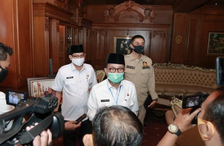 Gubernur Fachrori saat diwawancara Wartawan