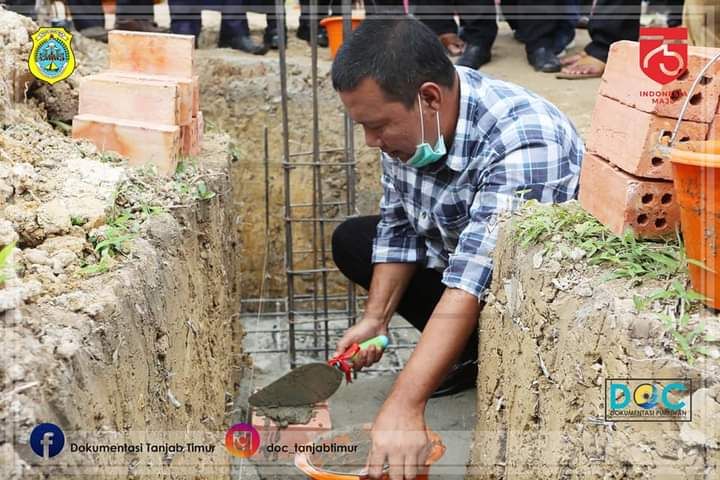 Bupati Romi saat meletakan Batu Pertama Pembangunan Masjid Nurul Iman.