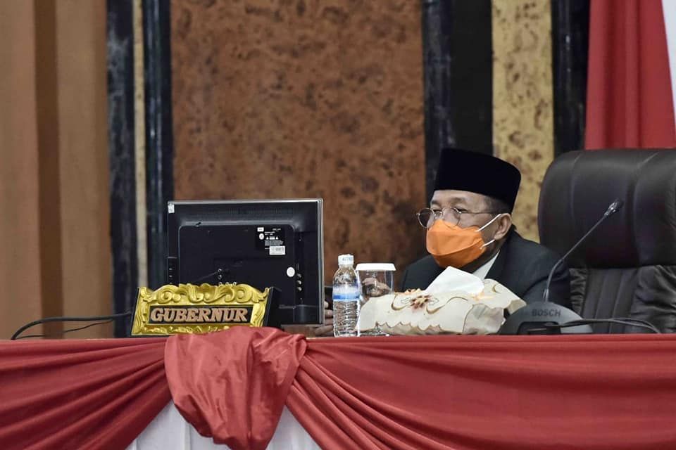 Gubernur Jambi, Fachrori Umar mendengarkan Pidato Kenegaraan dalam rangka Peringatan Ulang Tahun ke-75 Kemerdekaan Republik Indonesia