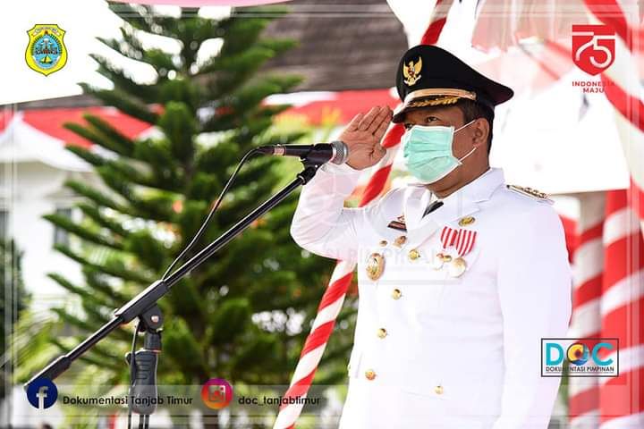 Bupati Romi Saat Memberikan Hormat Pengibaran Sangsaka Merah Putih. 