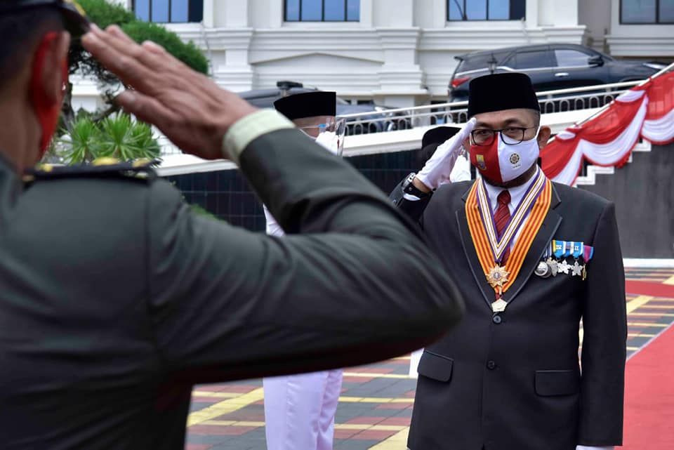 Pj Sekda Provinsi Jambi, Sudirman saat memimpin Upacara Penurunan Bendera Merah Putih pada Peringatan Hari Kemerdekaan ke 75 Republik Indonesia Tingkat Provinsi Jambi