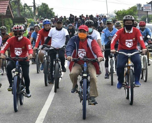 Gubernur Jambi, Fachrori Umar saat bersepeda bersama Forkopimda, BUMN, Instansi dan Organisasi Perangkat Daerah Pemerintah Provinsi Jambi serta masyarakat Jambi