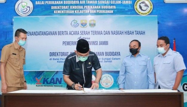 Sekda Provinsi Jambi, Sudirman menandatangani berita Acara Serah Terima Hibah Tanah bersama Dirjen Perikanan Budidaya Kementerian Kelautan dan Perikanan