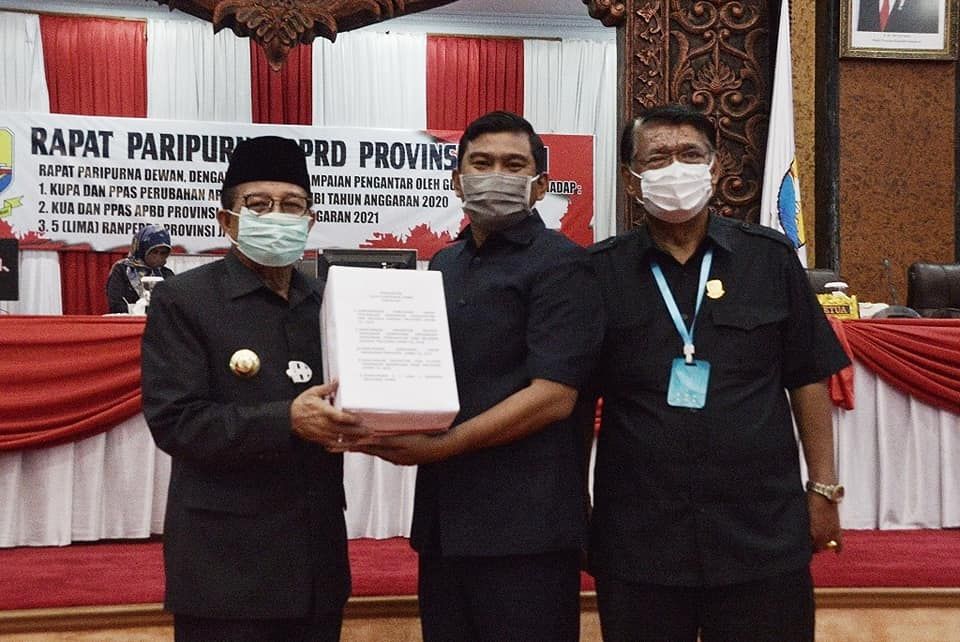 Gubernur Jambi, Fachrori Umar menyampaikan Nota Pengantar Perubahan APBD 2020 daan 5 Ranperda kepada DPRD Provinsi Jambi