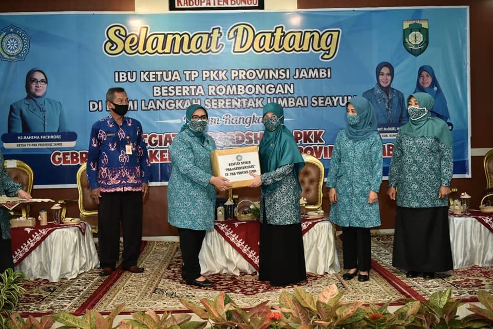 Ketua TP PKK Provinsi Jambi, Rahima Fachrori mengajak seluruh kader TP PKK untuk menunjukkan peran PKK dalam membantu Pemerintah melakukan pencegahan dan penanganan Covid-19