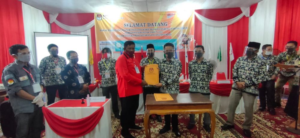 Komisioner KPUD Tanjabtim saat menerima berkas pendaftaran pasangan calon Bupati dan Wakil Bupati Tanjabtim, Rasid-Mustakim