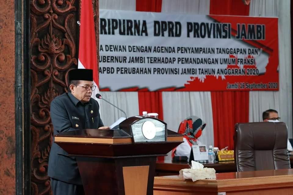 Gubernur Jambi, Fachrori Umar memberikan penjelasan kepada Dewan atas pandangan Dewan terhadap APBD-P 2020