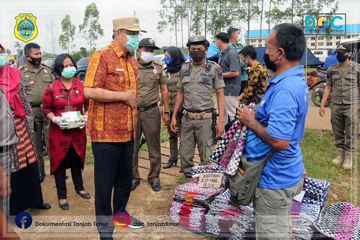 Pjs Bupati Tanjabtim H. Varial Adhi Putra, ST.MM sambangi salah satu pedagang.