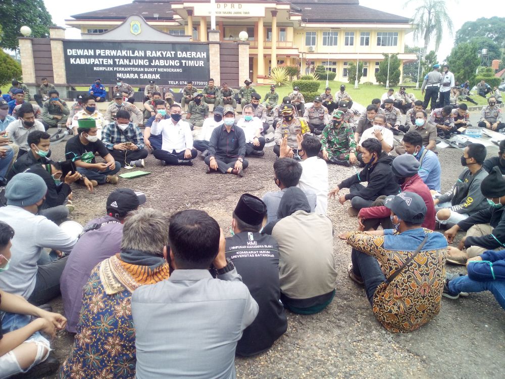 Ketua DPRD Tanjabtim Mahrup tengah, di dampingi Kapolres AKBP Deden Nurhidayatullah,SH. SIK dan Sekda Tanjabtim Sapril, S.Ip saat menghadapi pendemo 