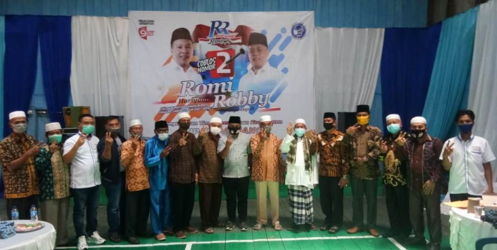 Cawabup Robby foto bersama Tim Kampanye R2 Tingkat Kecamatan Nipah Panjang