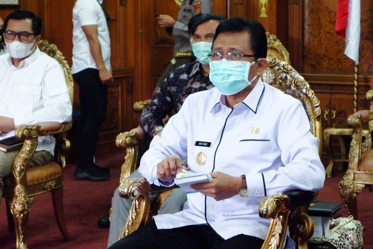 Pjs Gubernur Jambi, Restuardy Daud bersama Forkopimda Jambi saat mengikuti rapat koordinasi kebijakan pemerintah pusat dan daerah dalam pelaksanaan regulasi Omnibus Law secara virtual 