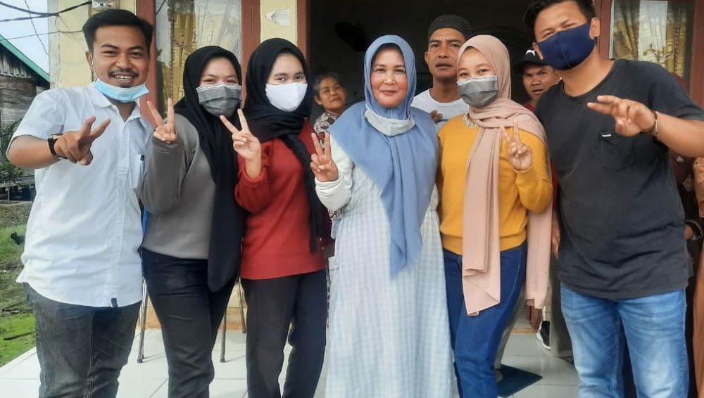 Tim Milenial R2 bersama Isteri Cabup Romi Hariyanto, yaitu Wirdayanti