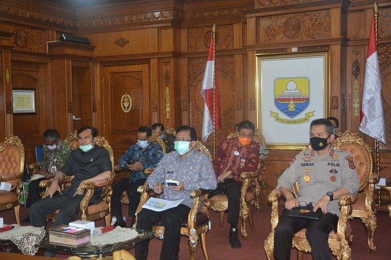 Pjs Gubernur Jambi mengikuti rapat secara daring/virtua antisipasi penyebaran Covid-19 saat libur panjang akhir Oktober 2020 di Ruang Kerja Gubernur, Kantor Gubernur Jambi