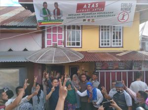 Warga Seisi Rumah Posko Azas di Maliki Air, Minta Berfoto Bersama Fikar - Yos dan Acungkan Dua Jari