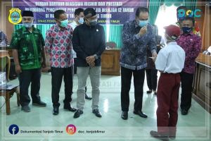 Pjs Bupati Tanjabtim Serahkan Beasiswa Siswa Tidak Mampu dan Berprestasi 