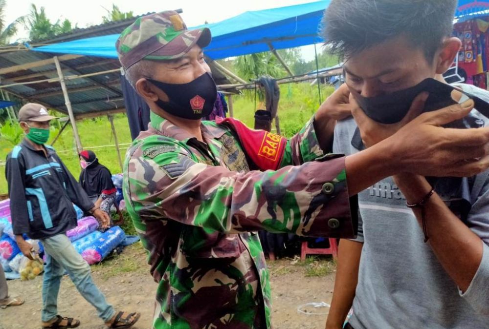 Gugus Tugas Penanggulangan Covid-19 Kecamatan Kuala Jambi saat menggelar Razia Masker di Pasar Kalangan