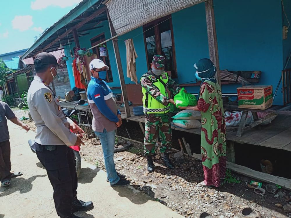 Penyaluran bantuan Sembako bagi warga terdampak Covid-19