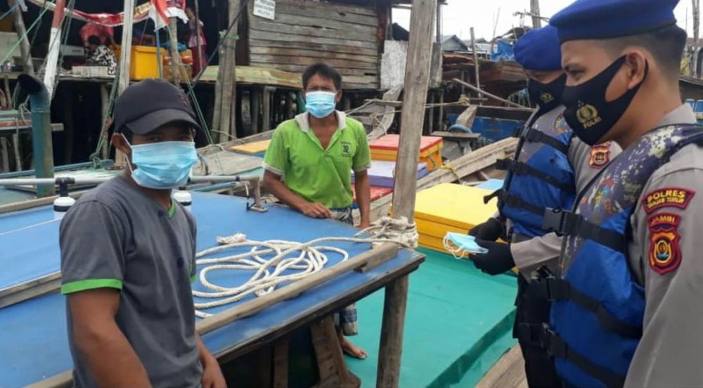 Pol Airud Tanjabtim saat membagikan Masker kepada Masyarakat Bantaran Sungai Batanghari