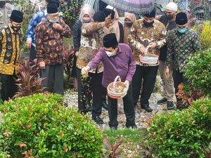 Wako AJB & Jajaran Pemkot Ziarah ke Makam Pendiri Kota Sungai Penuh, H. Fauzi Siin