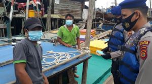 Cegah Covid-19, Pol Airud Tanjabtim Bagikan Masker kepada Masyarakat Bantaran Sungai Batanghari