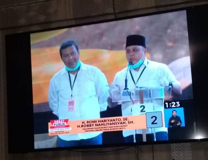 Romi-Robby saat mengikuti Debat Publik yang siarkan langsung disalah satu stasiun Televisi