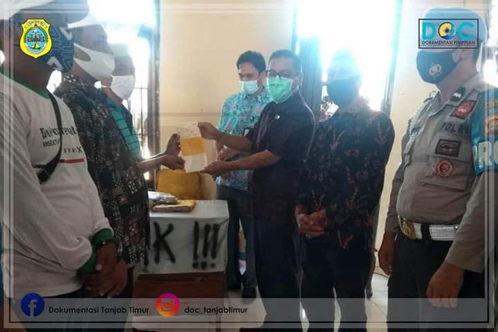 Sekda Tanjabtim Sapril, S.Ip saat menyerahkan bantuan JPS secara simbolis