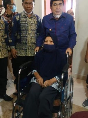 Serahkan Alat Bantu Bagi Penyandang Disabilitas, Wako AJB : Jaga Semangat & Terus Berkarya