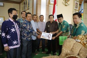 Wako AJB Serahkan Bantuan Pembangunan Masjid Nurul Haq RKE