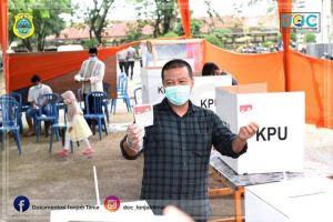 Bupati Romi Nyoblos di TPS 03 Kelurahan Rano