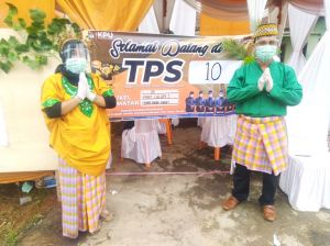 Sebelum Masuk TPS Warga Disuguhkan Jamu Tradisional