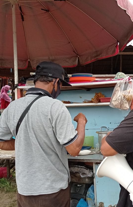 Pedagang dan Pembeli di Pasar Kalangan Kuala Jambi dihimbau patuhi Prokes Pencegahan Covid-19