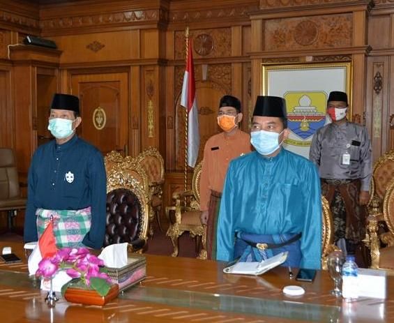 Gubernur Jambi, Fachrori Umar secara virtual di Kantor Gubernur Jambi mengikuti Rapat Koordinasi Kesiapan Vaksinasi Covid-19 dan Penegakan Protokol Kesehatan Tahun 2021