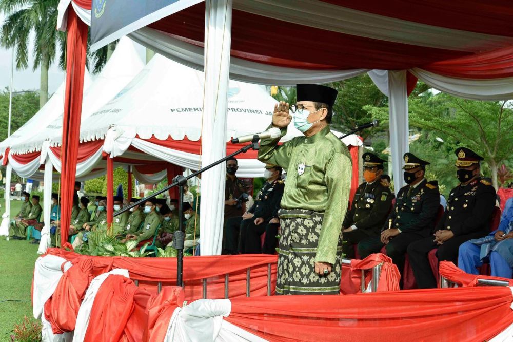 Gubernur Jambi, Fachrori Umar saat memimpin Upacara HUT Provinsi Jambi ke 64