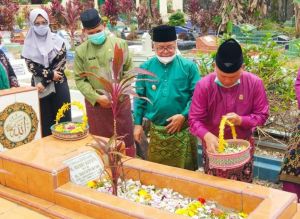 Moment HUT Jambi, Wabup Kerinci Ziarah Ke Makam Mantan Bupati Kerinci