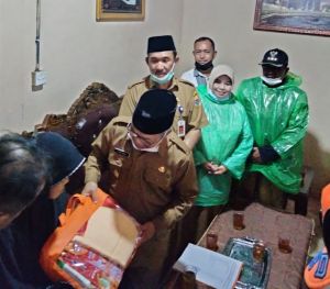 Wabup Kerinci Serahkan Bantuan Bagi Korban Kebakaran Pulau Sangkar