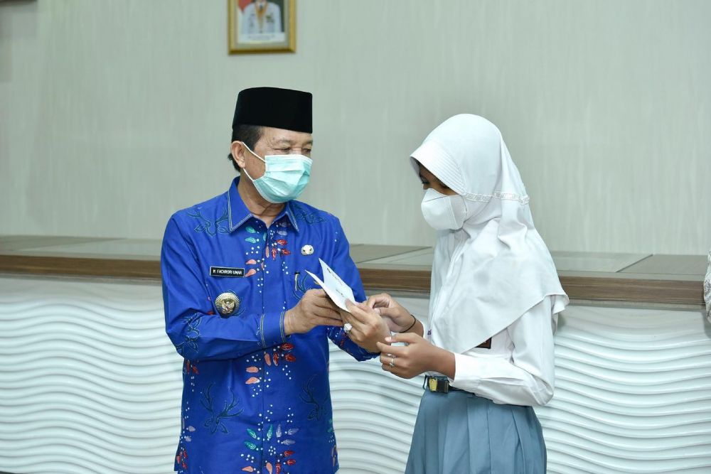 Gubernur Jambi, Fachrori Umar saat memberikan bantuan pendidikan