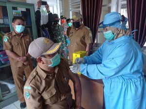 Wabup Tanjabtim, Saksikan Proses Penyuntikan Vaksin Sinovac di Puskesmas Kuala Jambi 