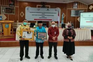 Bupati Kerinci Terima Penghargaan Dari OJK dan TPAKD Award 2020