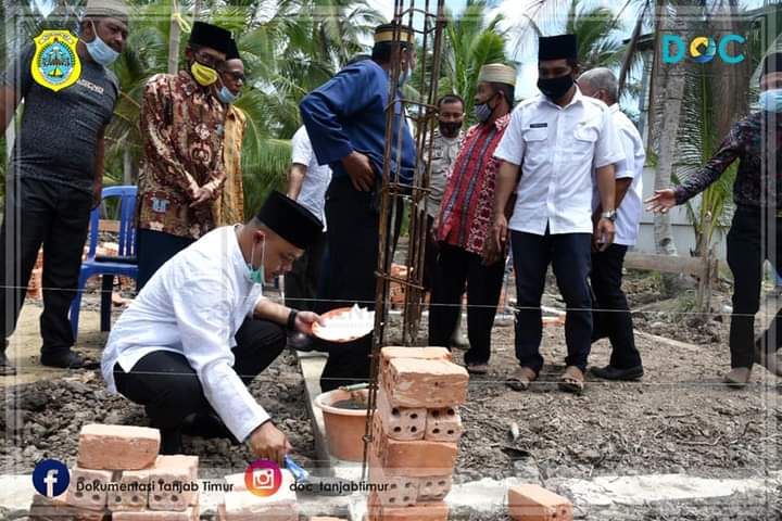 Wabup Tanjabtim H. Robby Nahliansyah saat meletakan Batu Pertama Pembangunan Masjid Nurul Ihsan